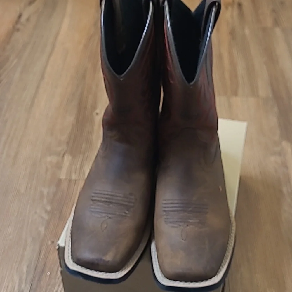 Ariat Brown and Red Western Boots‎ is for boy zise 2 used exelente condition.